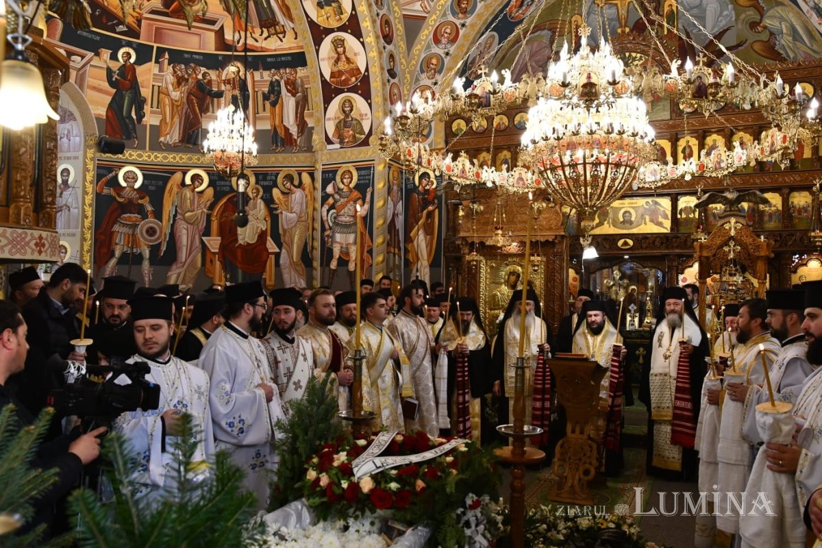 Mama Preasfințitului Părinte Timotei Prahoveanul a fost înmormântată în satul natal 247274