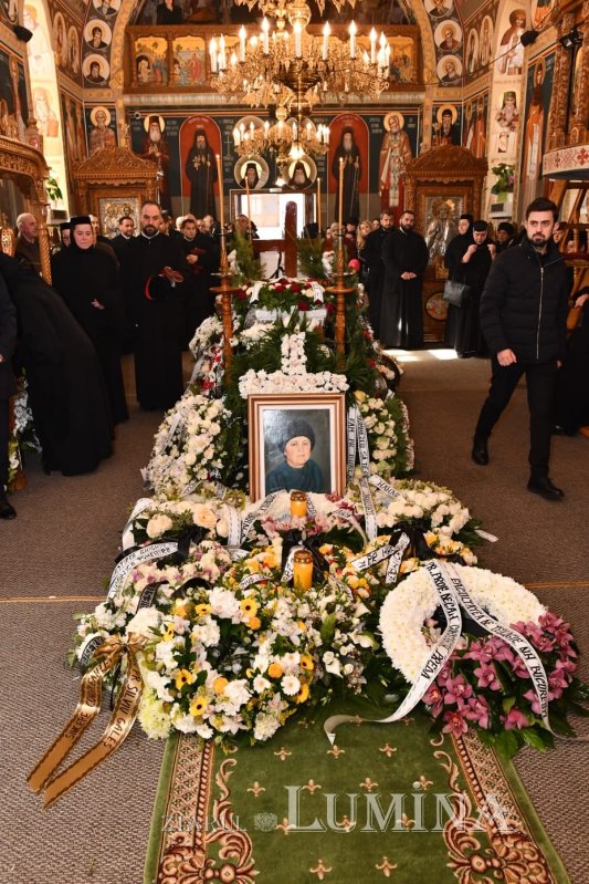 Mama Preasfințitului Părinte Timotei Prahoveanul a fost înmormântată în satul natal 247276