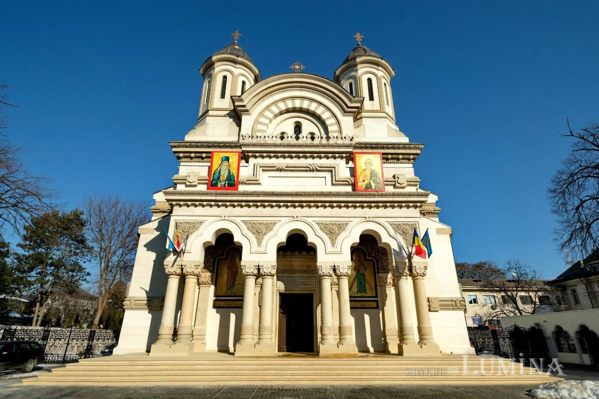 „Când cobori între oameni, urci!” 247408