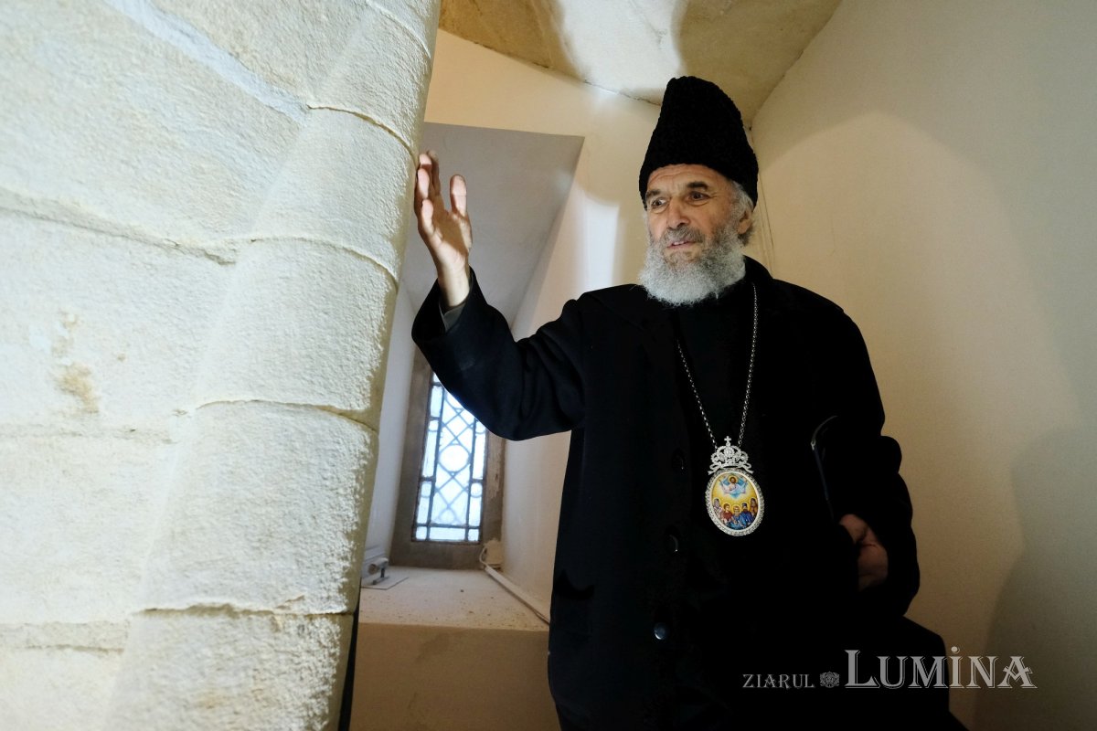 „Când cobori între oameni, urci!” 247411