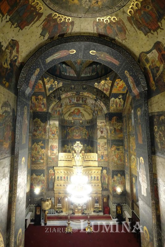 „Când cobori între oameni, urci!” 247416