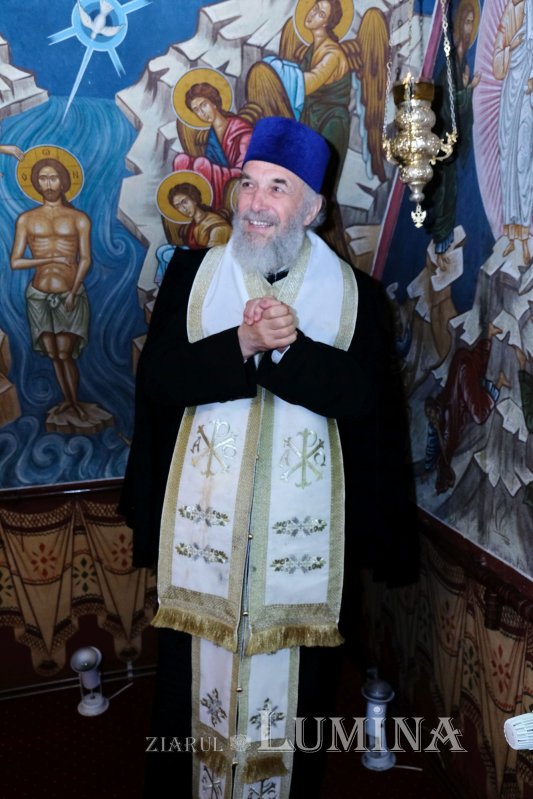 „Când cobori între oameni, urci!” 247428