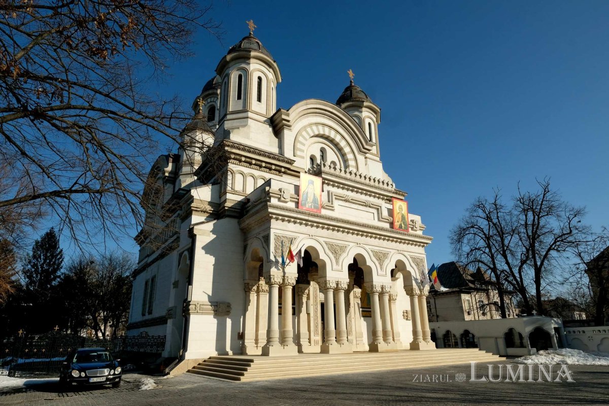 „Când cobori între oameni, urci!” 247432