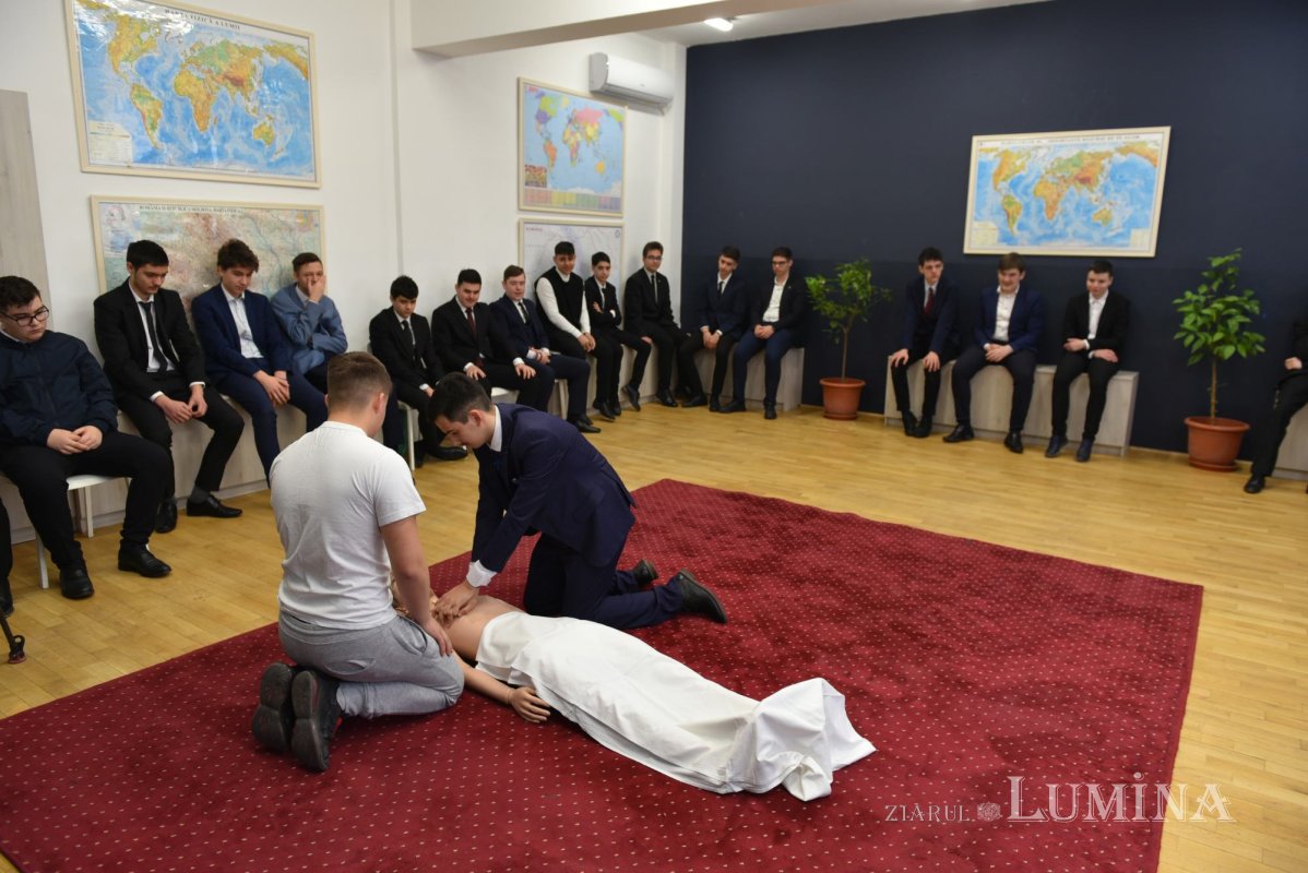 Curs de prim ajutor la Seminarul Teologic din București 247733