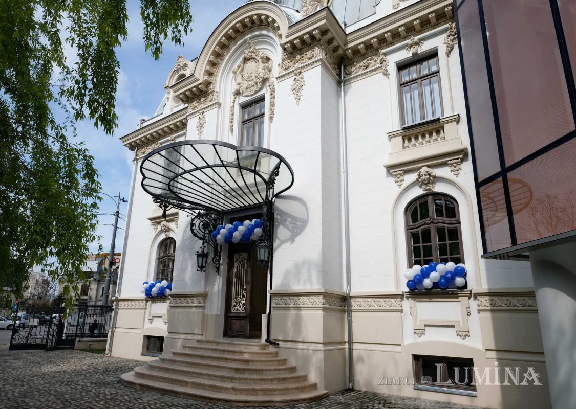 O nouă clădire redată frumuseții dintâi în Piața Romană  249165