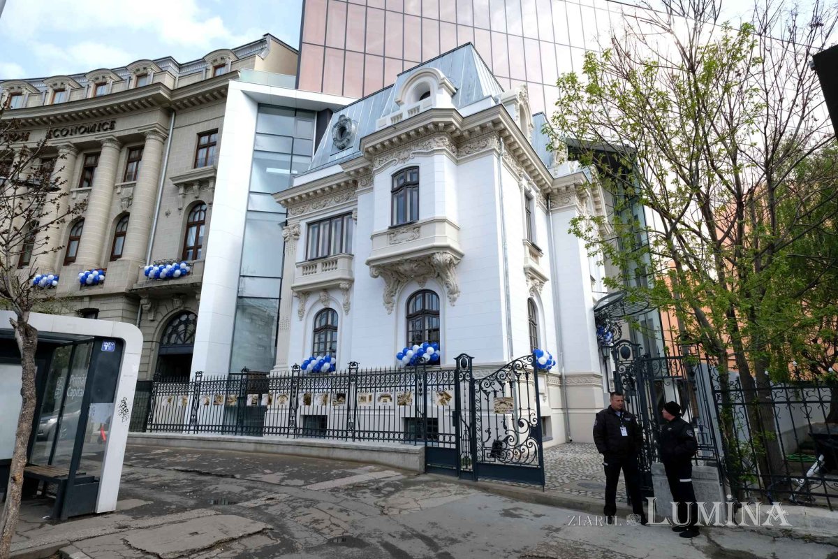 O nouă clădire redată frumuseții dintâi în Piața Romană  249166