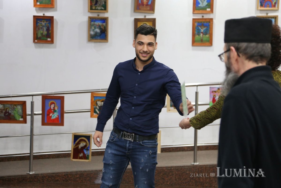 Premierea elevilor câștigători la concursul „Bucuria Învierii” 249377