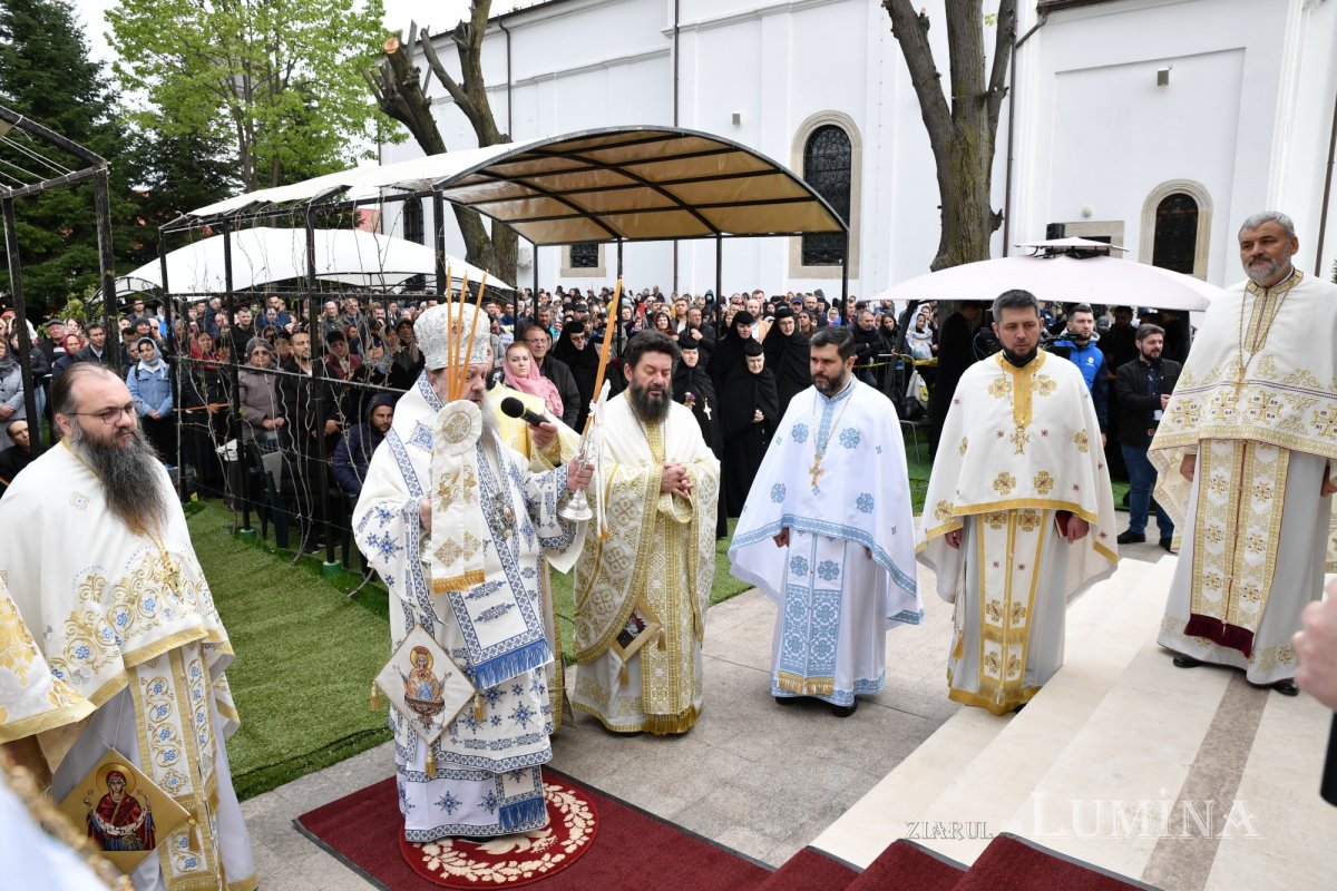 Pelerinaj la izvorul tămăduitor al Mănăstirii Ghighiu 251788