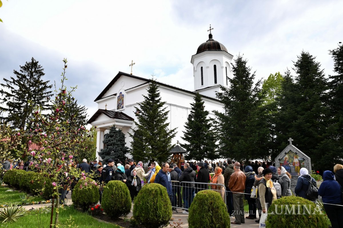 Pelerinaj la izvorul tămăduitor al Mănăstirii Ghighiu 251800