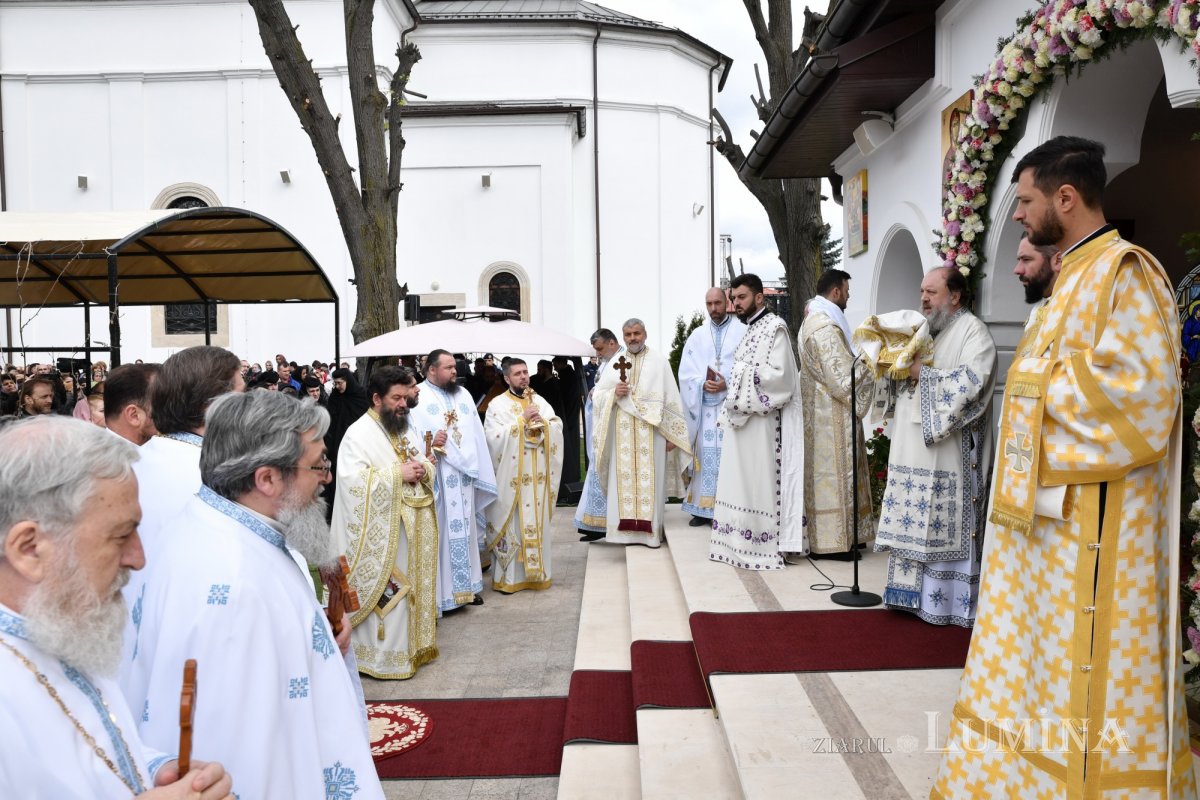 Pelerinaj la izvorul tămăduitor al Mănăstirii Ghighiu 251807