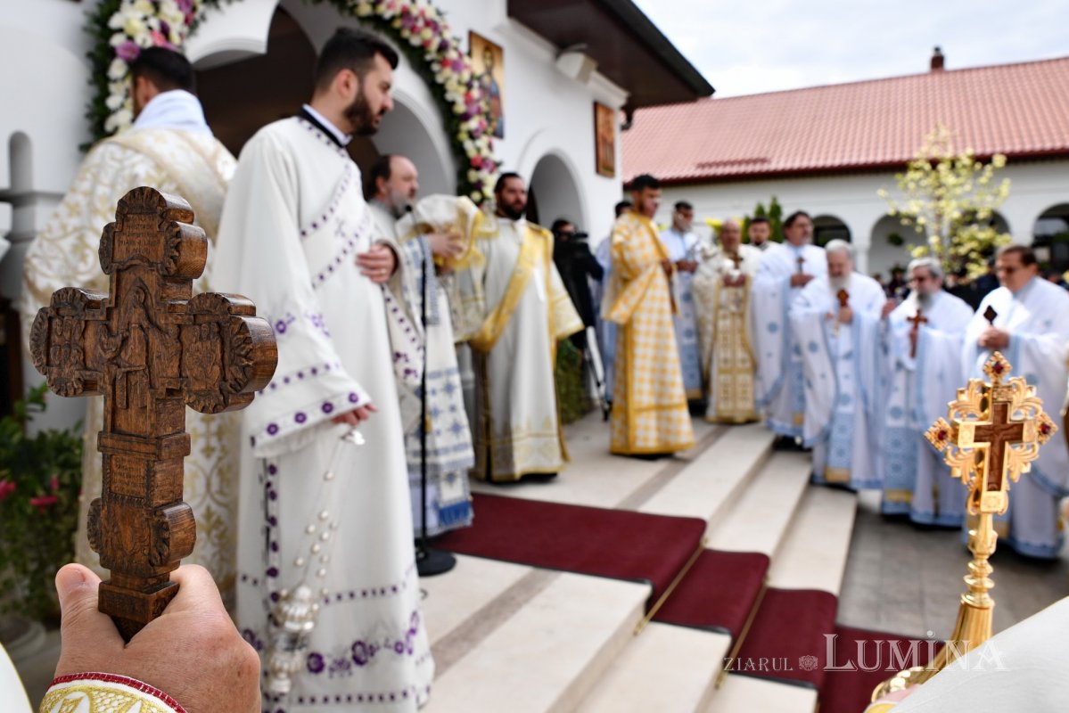 Pelerinaj la izvorul tămăduitor al Mănăstirii Ghighiu 251810