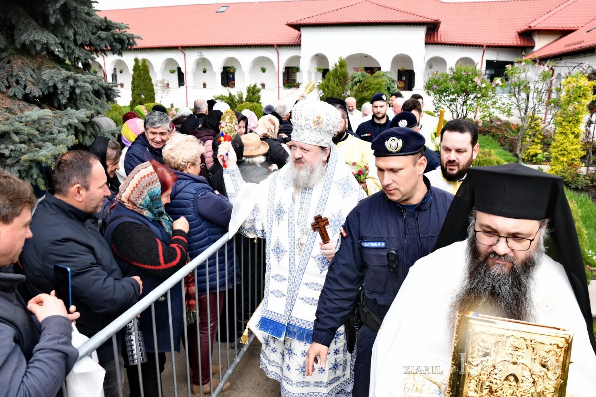 Pelerinaj la izvorul tămăduitor al Mănăstirii Ghighiu 251819