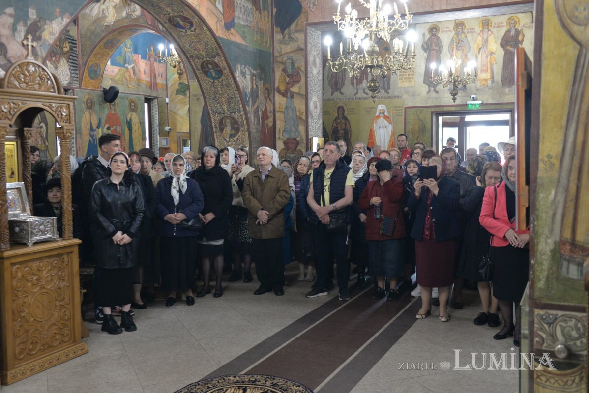 Comuniune în cântare liturgică la o parohie din Capitală 252715