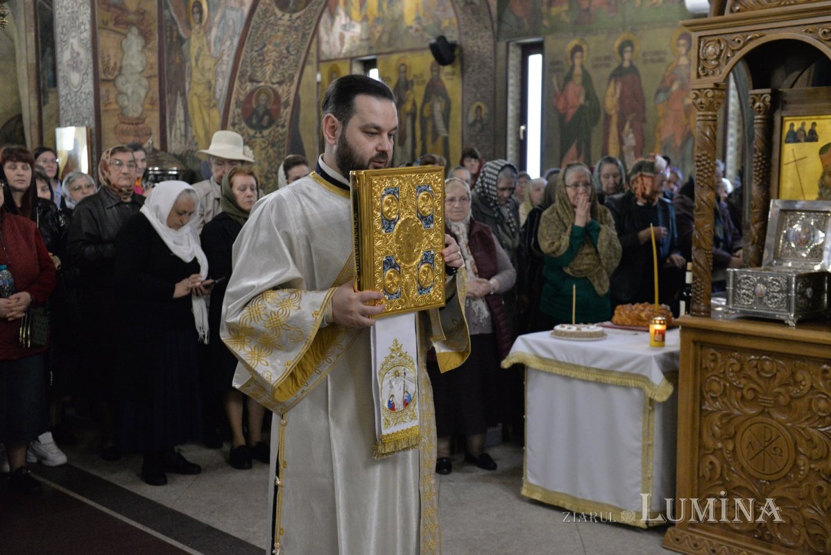Comuniune în cântare liturgică la o parohie din Capitală 252716