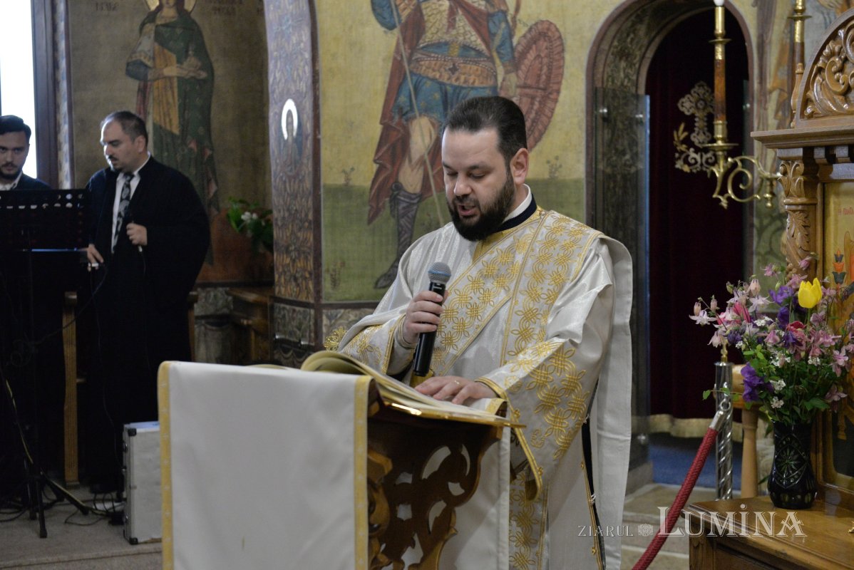 Comuniune în cântare liturgică la o parohie din Capitală 252718