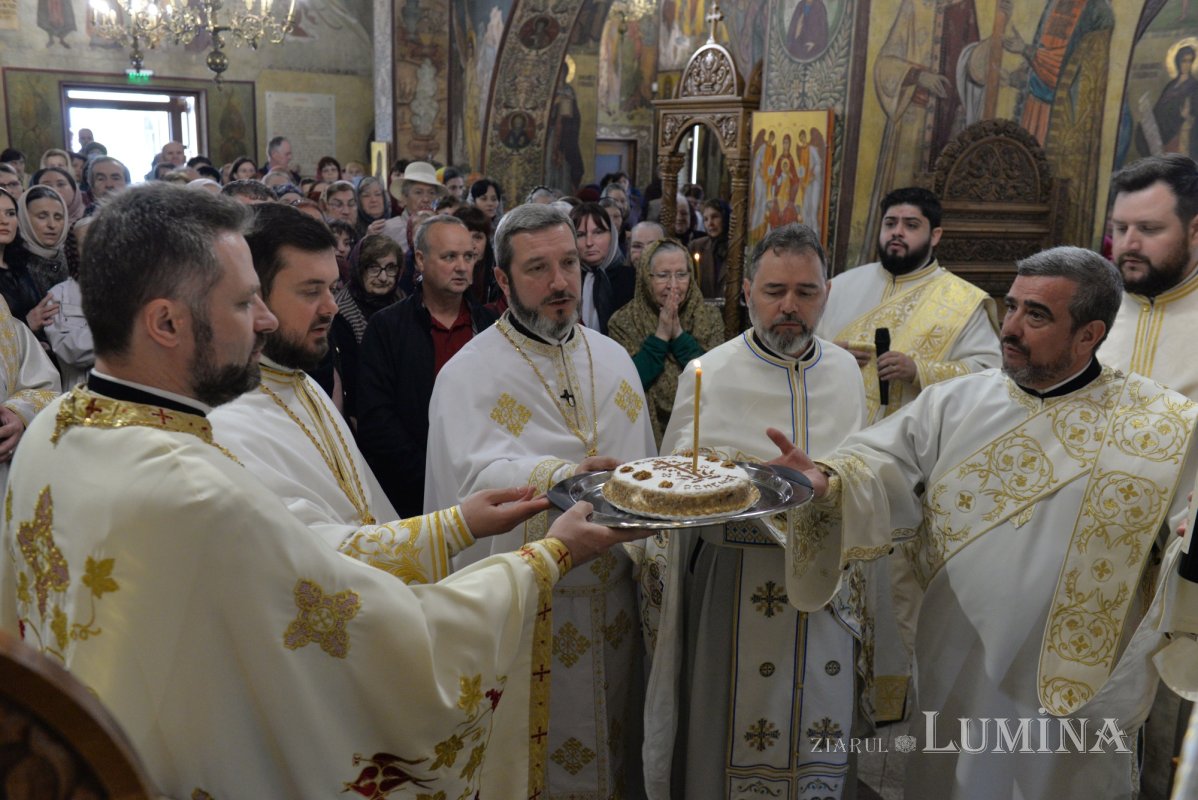 Comuniune în cântare liturgică la o parohie din Capitală 252720
