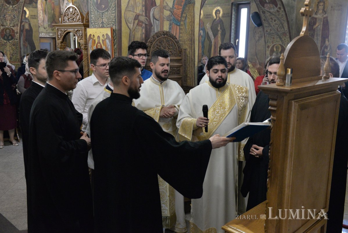 Comuniune în cântare liturgică la o parohie din Capitală 252732