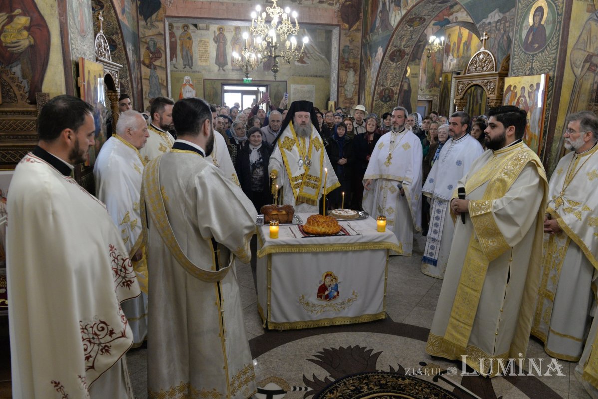 Comuniune în cântare liturgică la o parohie din Capitală 252735