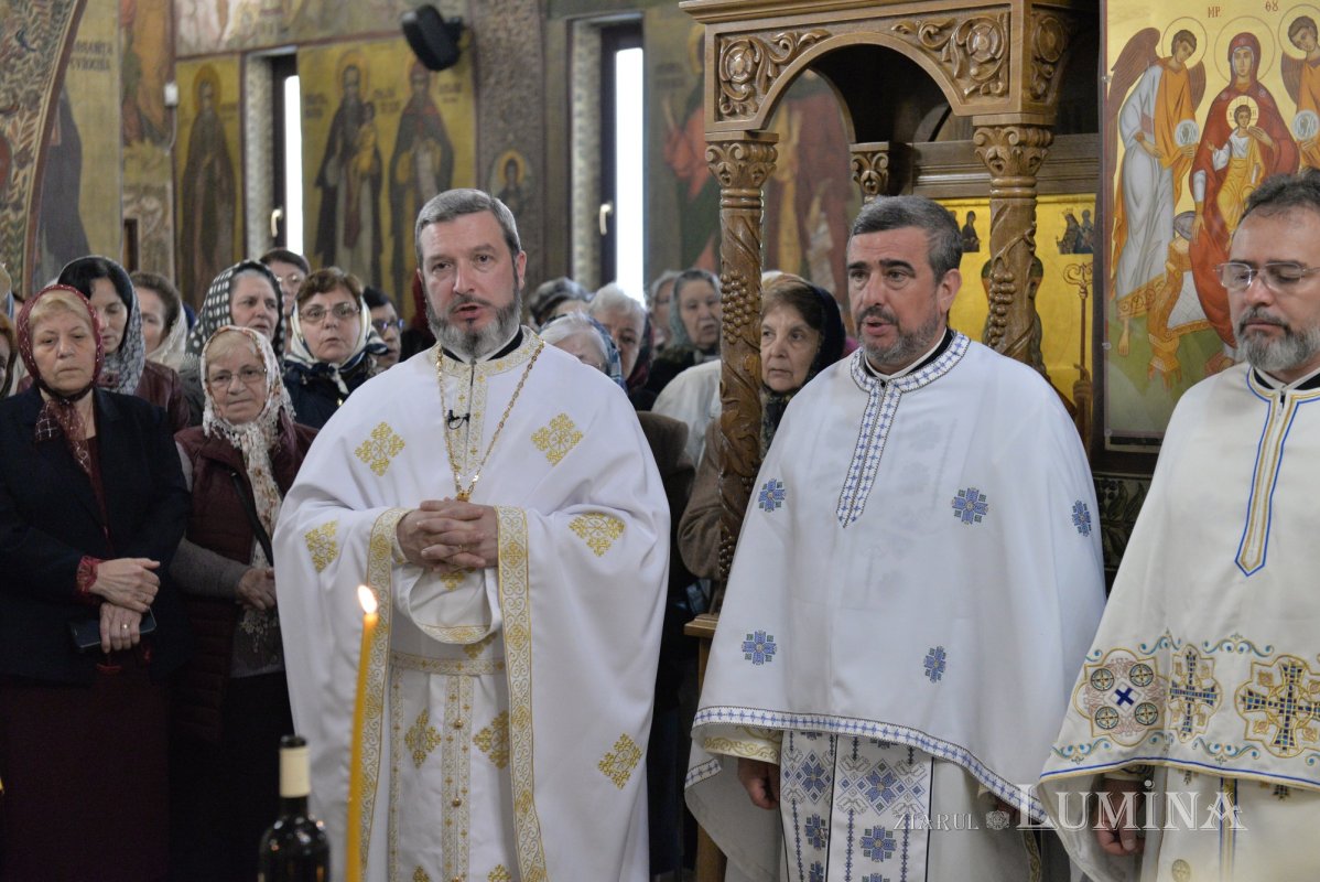 Comuniune în cântare liturgică la o parohie din Capitală 252737