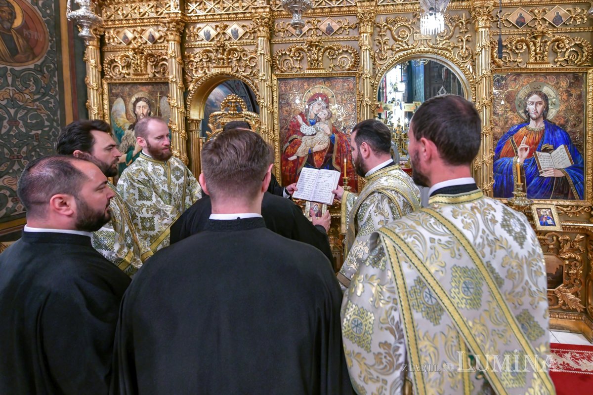 „Ziua constituirii Bisericii lui Hristos ca adunare a popoarelor în iubirea Preasfintei Treimi” 256939