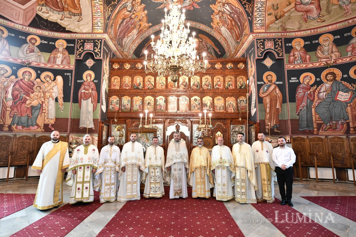 Sfințirea veșmântului pictural al bisericii parohiei prahovene Plopeni Oraș 258012