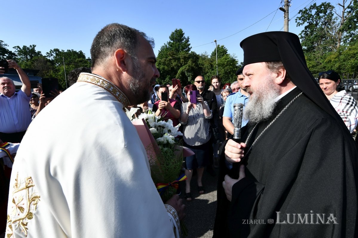 Sfințirea veșmântului pictural al bisericii parohiei prahovene Plopeni Oraș 258015
