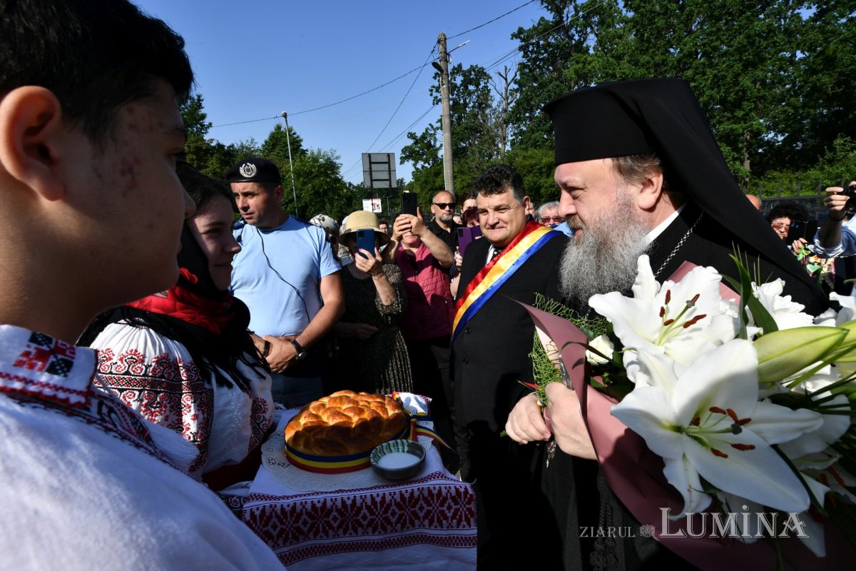 Sfințirea veșmântului pictural al bisericii parohiei prahovene Plopeni Oraș 258016