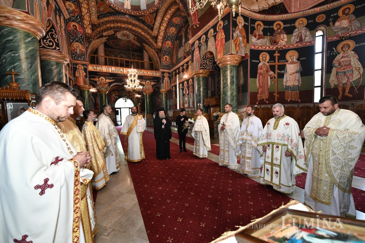 Sfințirea veșmântului pictural al bisericii parohiei prahovene Plopeni Oraș 258017