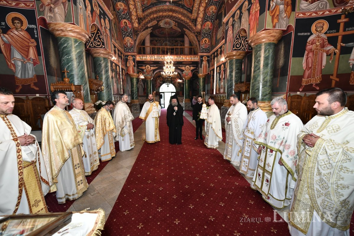 Sfințirea veșmântului pictural al bisericii parohiei prahovene Plopeni Oraș 258018