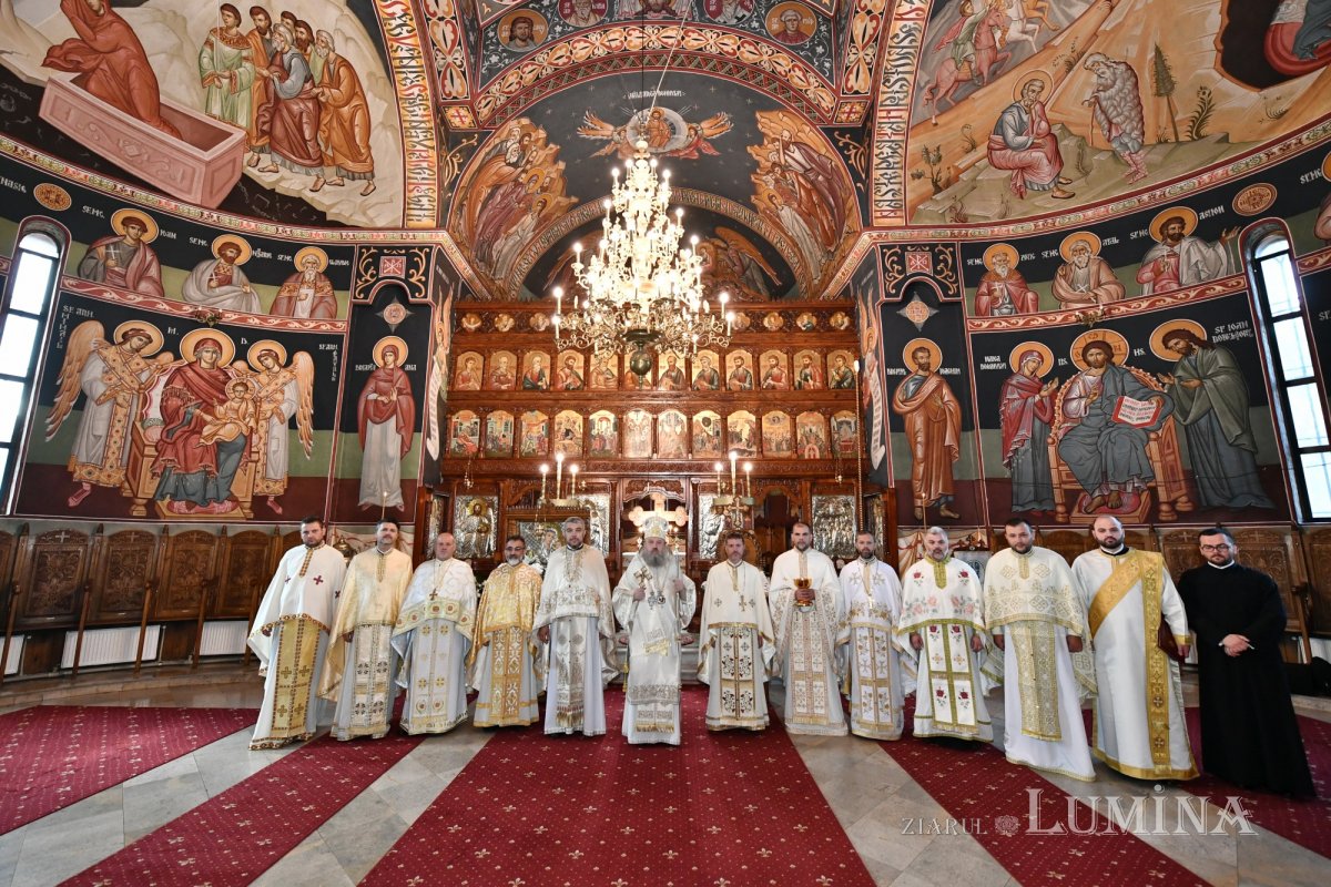 Sfințirea veșmântului pictural al bisericii parohiei prahovene Plopeni Oraș 258019