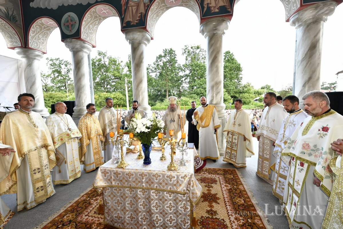 Sfințirea veșmântului pictural al bisericii parohiei prahovene Plopeni Oraș 258020