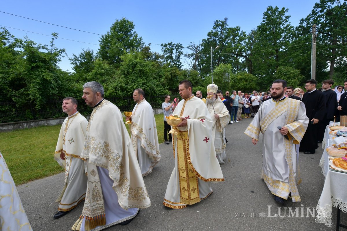 Sfințirea veșmântului pictural al bisericii parohiei prahovene Plopeni Oraș 258022