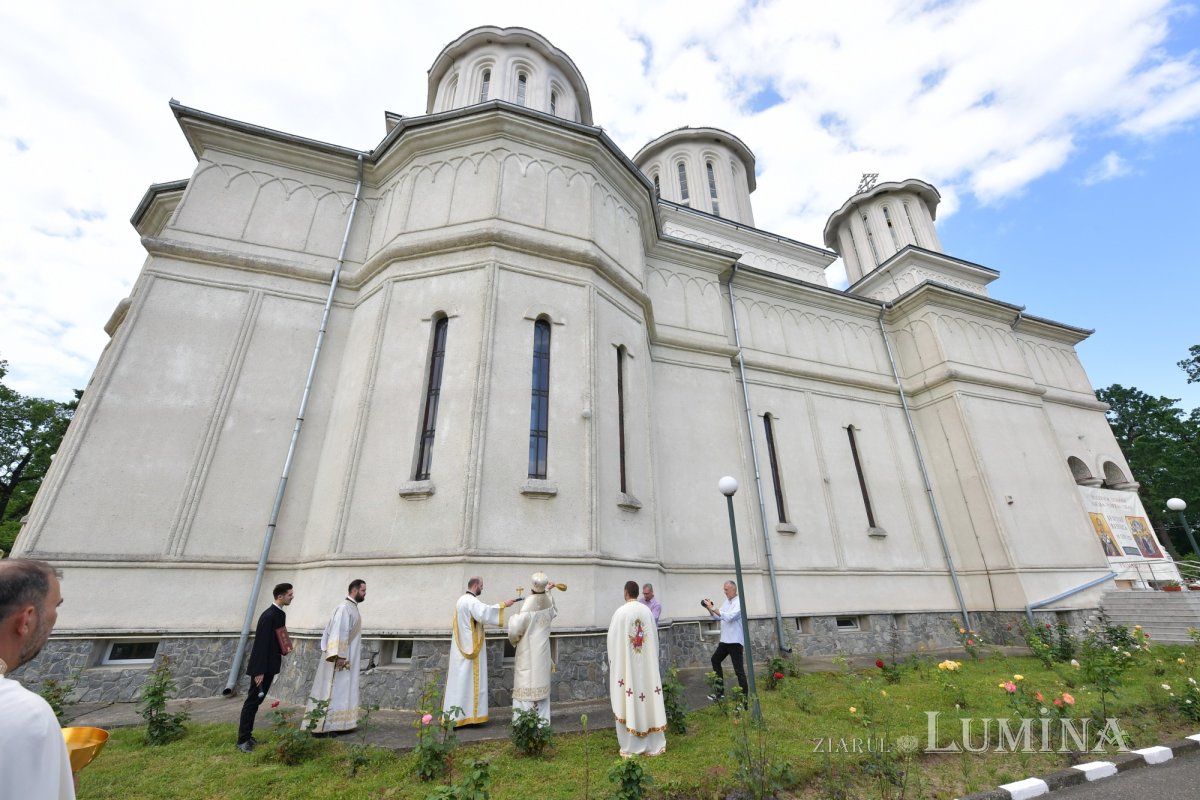 Sfințirea veșmântului pictural al bisericii parohiei prahovene Plopeni Oraș 258027