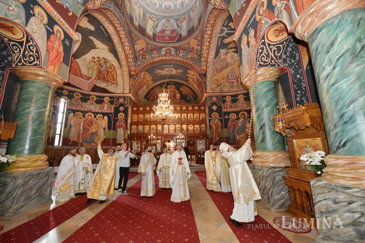 Sfințirea veșmântului pictural al bisericii parohiei prahovene Plopeni Oraș 258028