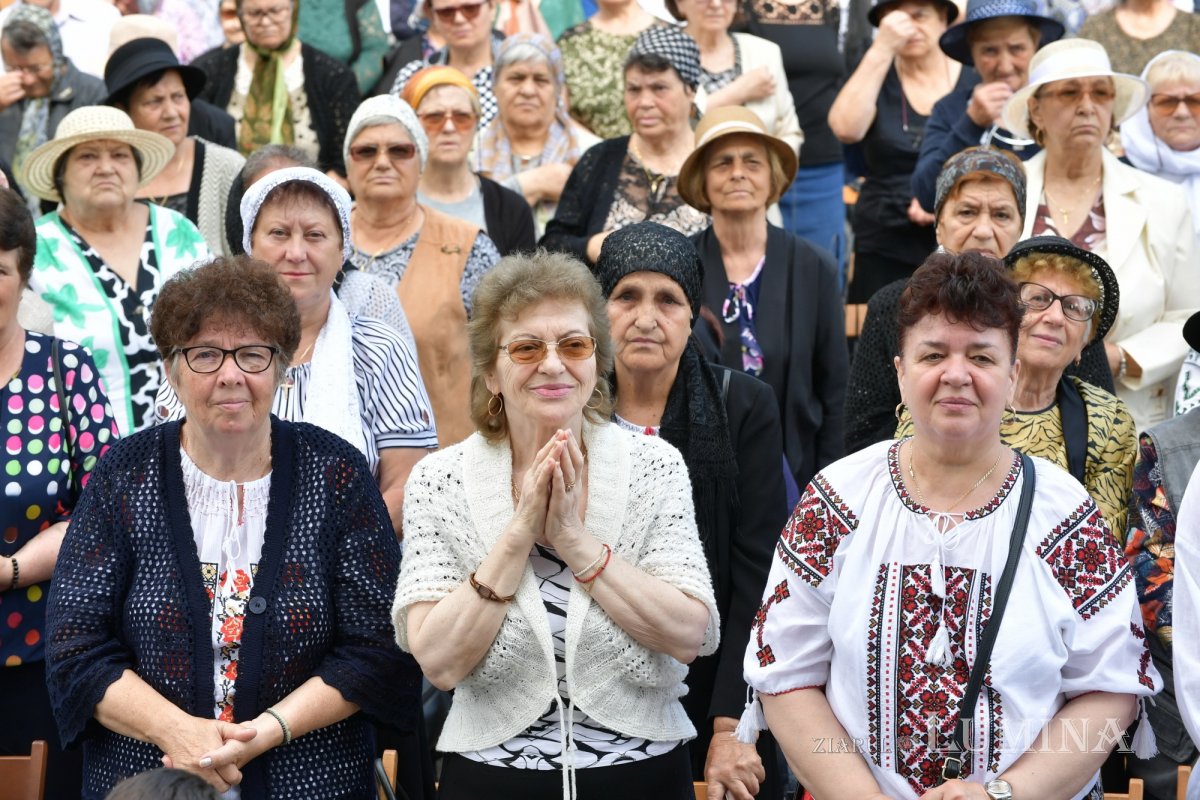 Sfințirea veșmântului pictural al bisericii parohiei prahovene Plopeni Oraș 258031
