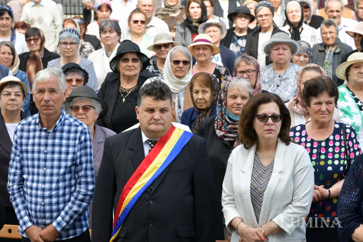 Sfințirea veșmântului pictural al bisericii parohiei prahovene Plopeni Oraș 258032