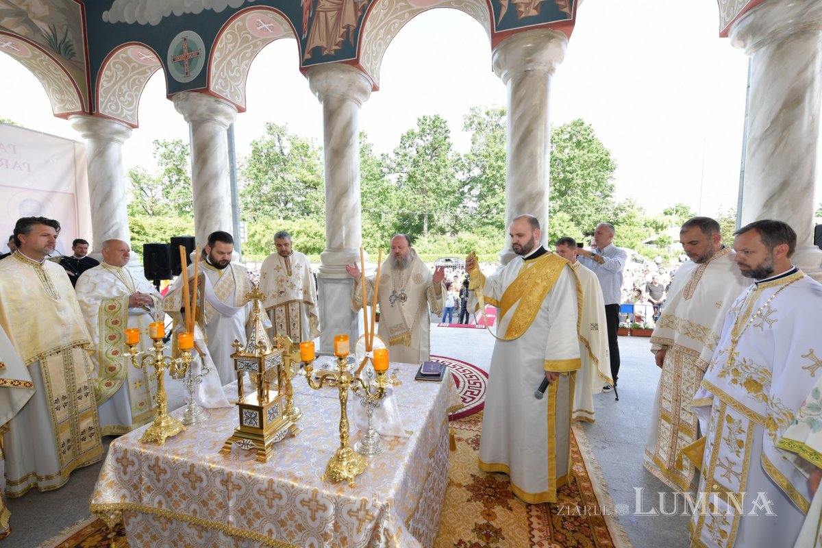 Sfințirea veșmântului pictural al bisericii parohiei prahovene Plopeni Oraș 258033