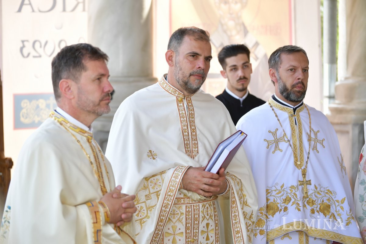 Sfințirea veșmântului pictural al bisericii parohiei prahovene Plopeni Oraș 258036