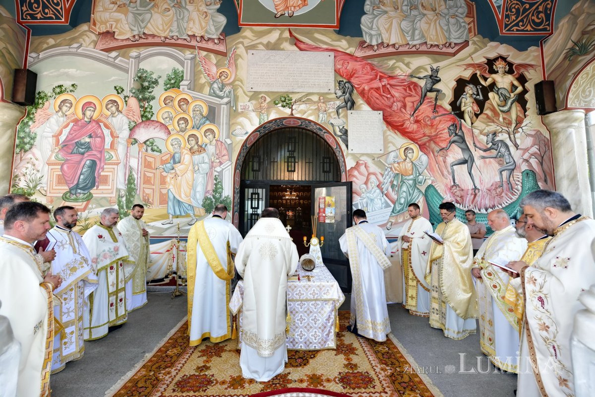 Sfințirea veșmântului pictural al bisericii parohiei prahovene Plopeni Oraș 258037