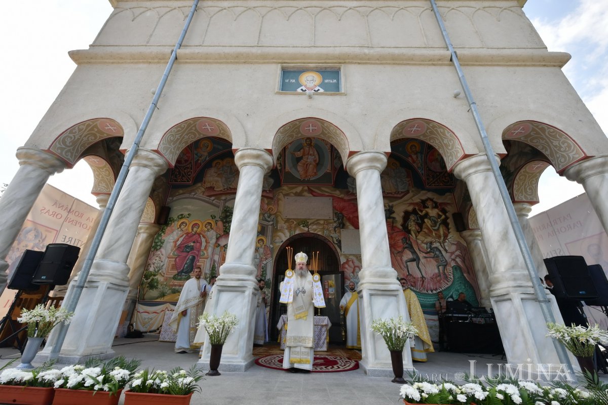 Sfințirea veșmântului pictural al bisericii parohiei prahovene Plopeni Oraș 258038