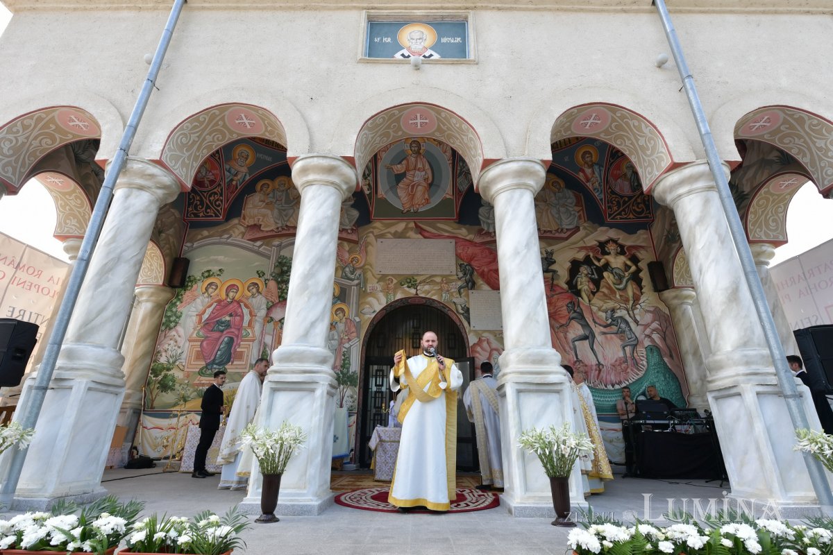 Sfințirea veșmântului pictural al bisericii parohiei prahovene Plopeni Oraș 258039