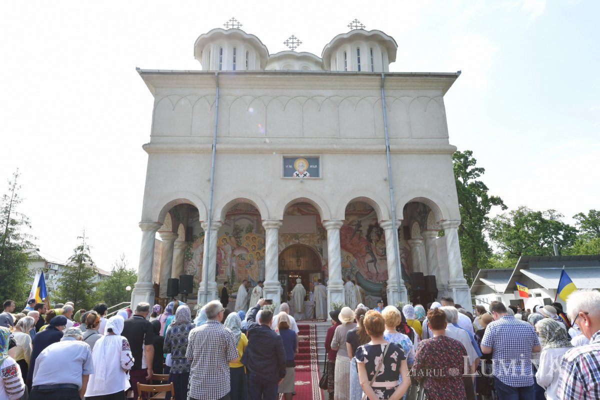 Sfințirea veșmântului pictural al bisericii parohiei prahovene Plopeni Oraș 258040