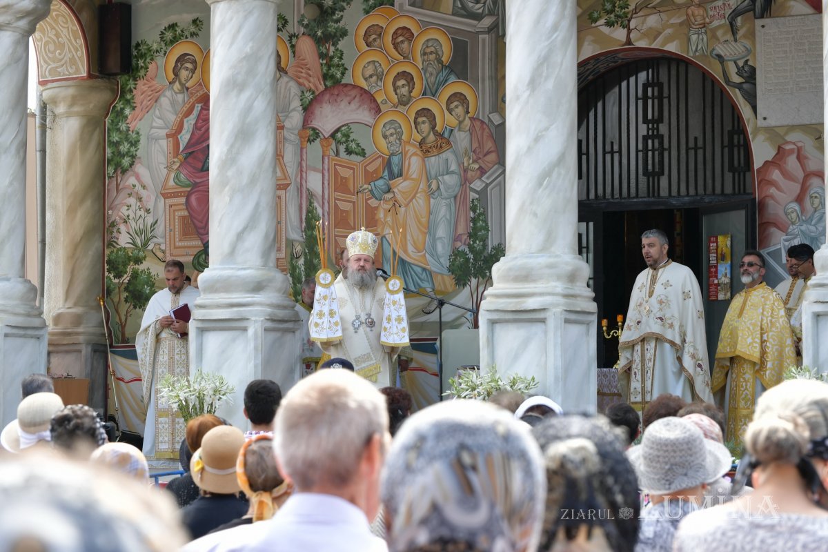 Sfințirea veșmântului pictural al bisericii parohiei prahovene Plopeni Oraș 258042