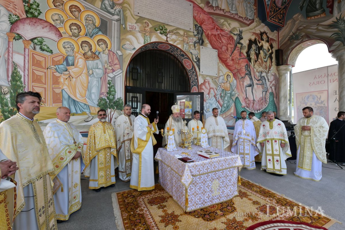 Sfințirea veșmântului pictural al bisericii parohiei prahovene Plopeni Oraș 258044