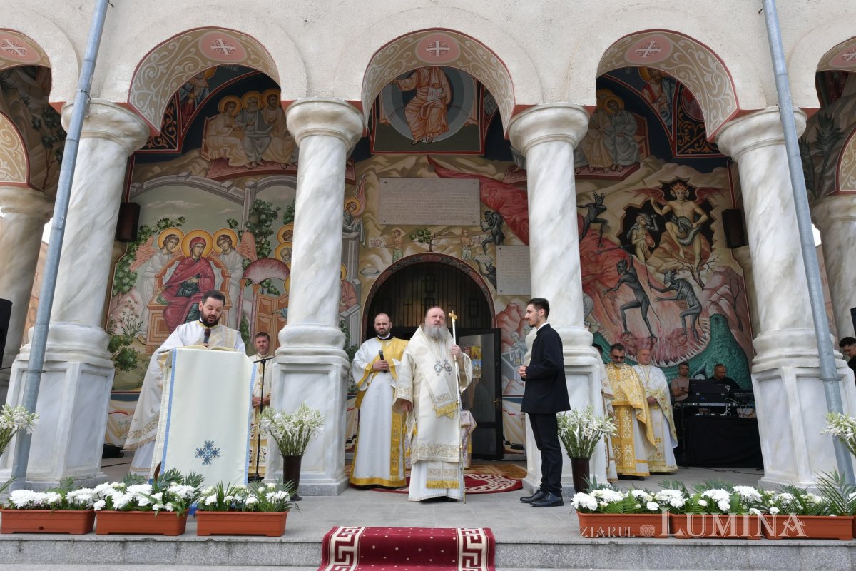 Sfințirea veșmântului pictural al bisericii parohiei prahovene Plopeni Oraș 258045