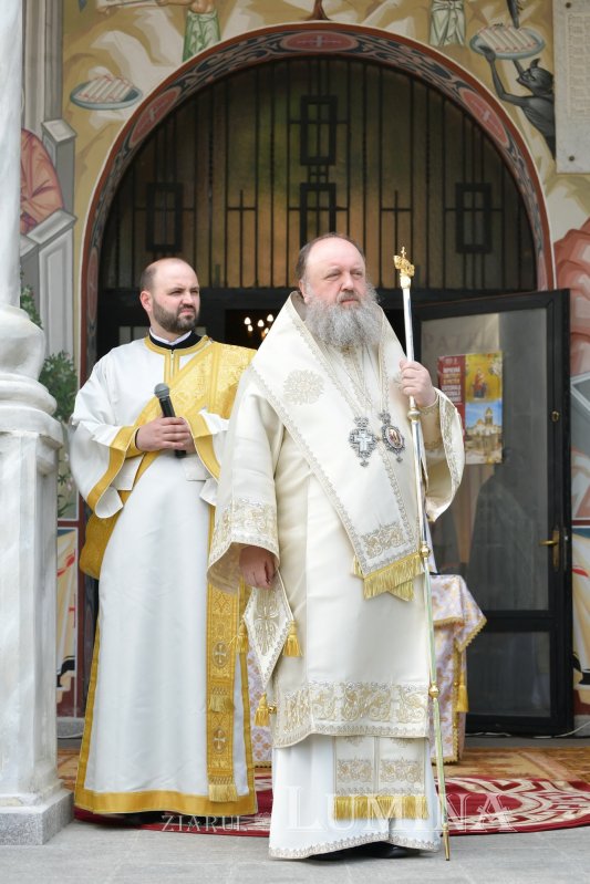 Sfințirea veșmântului pictural al bisericii parohiei prahovene Plopeni Oraș 258046