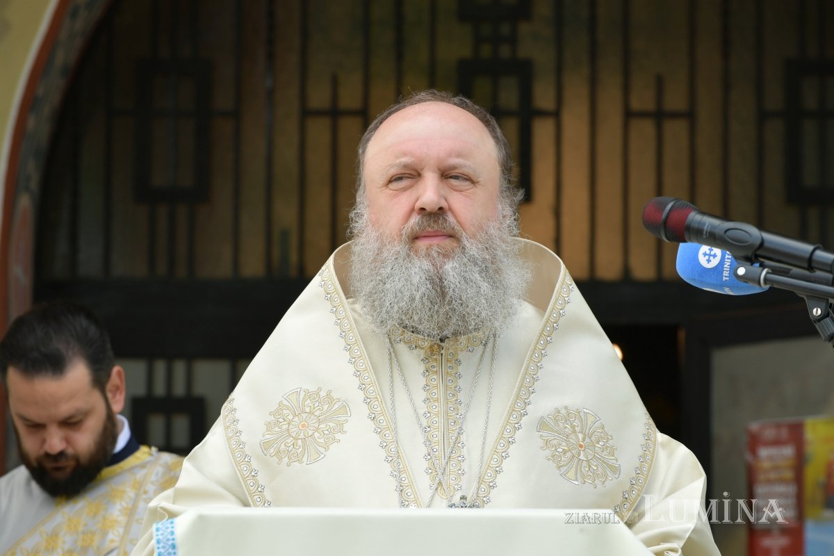 Sfințirea veșmântului pictural al bisericii parohiei prahovene Plopeni Oraș 258047