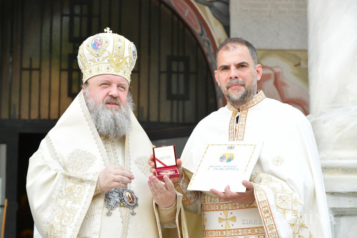 Sfințirea veșmântului pictural al bisericii parohiei prahovene Plopeni Oraș 258049