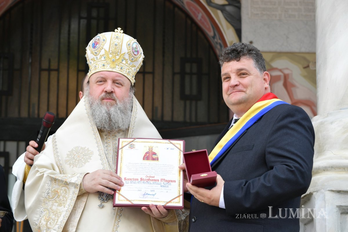 Sfințirea veșmântului pictural al bisericii parohiei prahovene Plopeni Oraș 258051