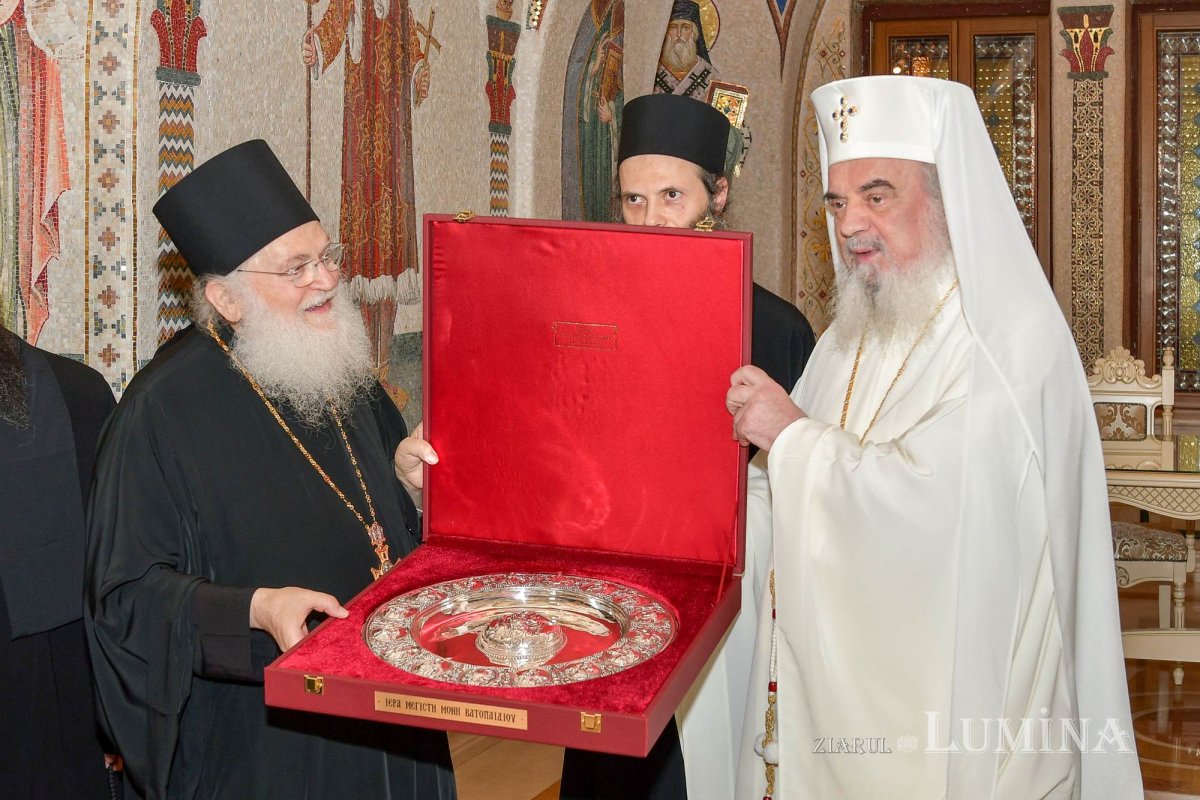 Patriarhul României l-a primit în vizită pe arhimandritul Efrem Vatopedinul 258323